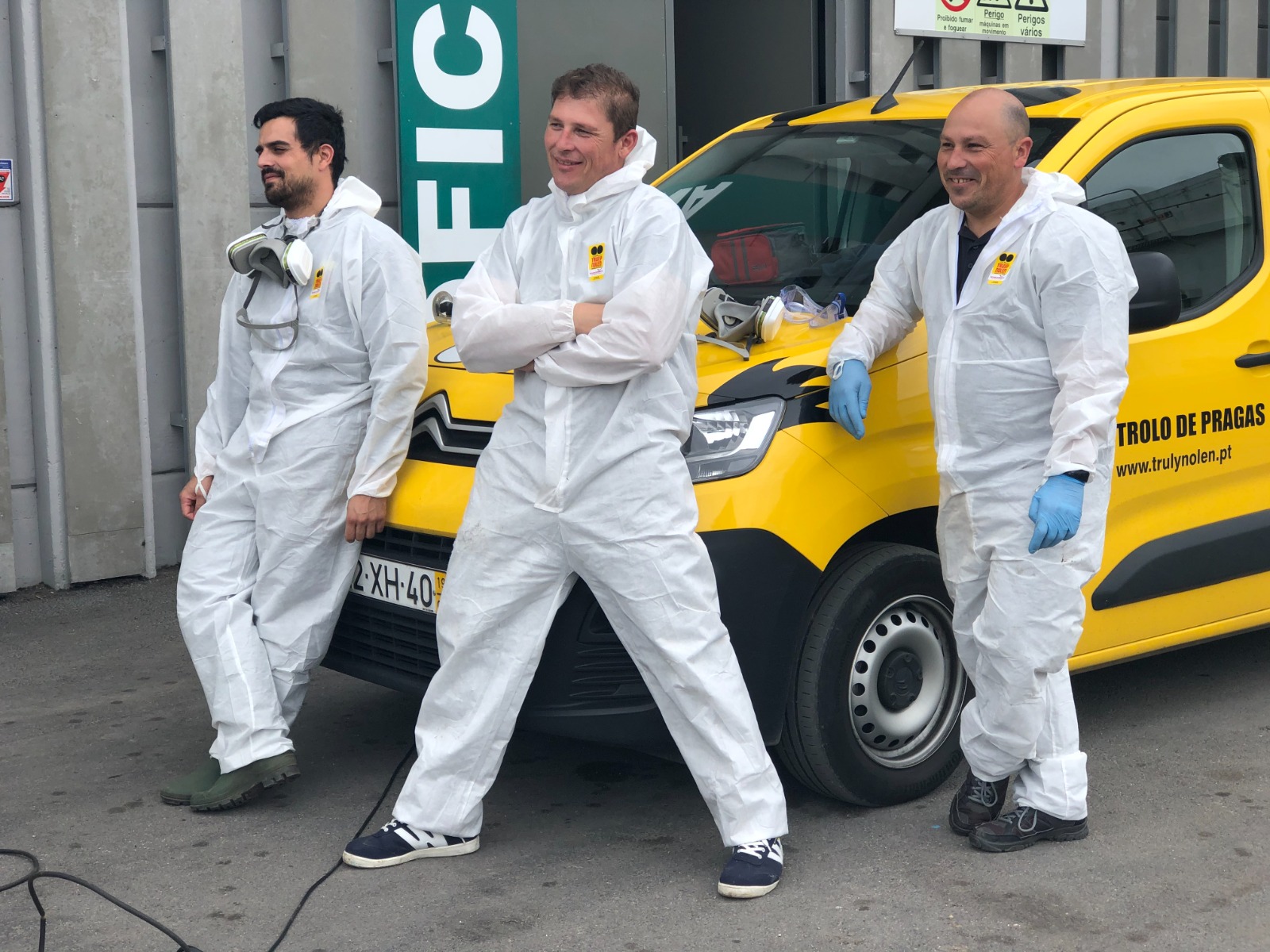 Técnicos desinfestação junto a carro da Truly Nolen Técnicos desinfestação junto a carro da Truly Nolen